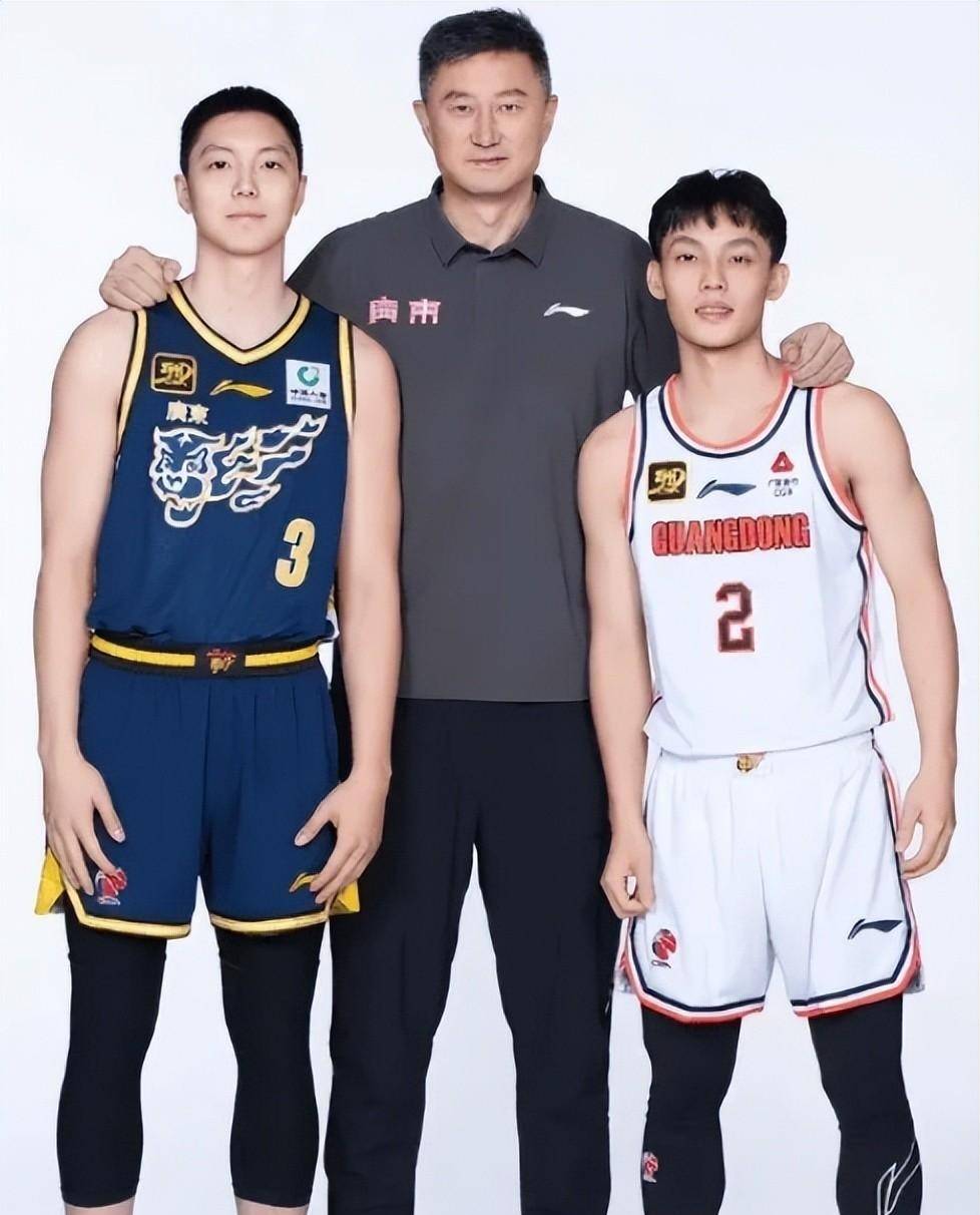 全明星赛赛程吃紧;深圳男篮集结日止住颓势;球迷炸锅;资深球员宣示担当 全明星赛赛程吃紧;深圳男篮集结日止住颓势;球迷炸锅;资深球员宣示担当