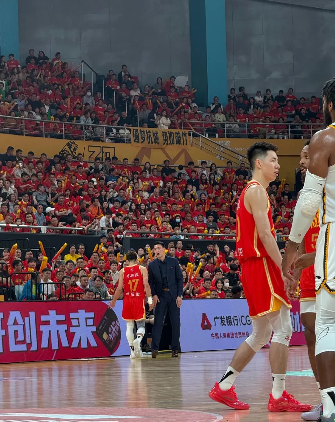 赛地聚焦：CBA常规赛今晨热度飙升，休斯敦火箭队长鼓劲，赛场秩序良好，医务组通报恢复的简单介绍